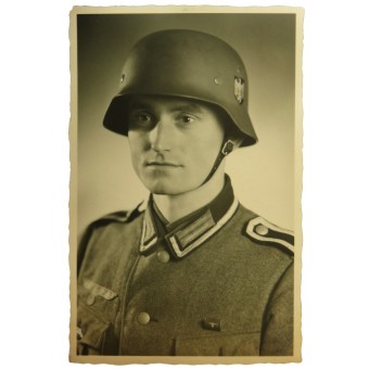 Porträttfoto av Wehrmacht Unteroffizier med M35-hjälm.. Espenlaub militaria